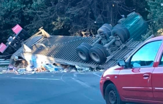Vuelca tráiler en la México-Toluca; mercancía queda esparcida