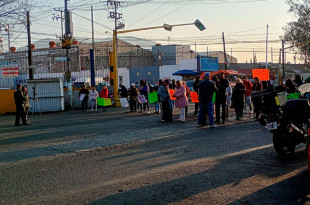 La protesta inició alrededor de las 7:30 horas, cuando cerca de 60 personas cerraron la vialidad a la altura de la unidad como medida de presión para exigir una solución definitiva al desabasto.