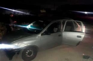 Fue localizado un auto con una persona muerta por impacto de bala.