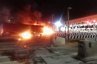 El incendio se registró a unos metros de cruzar la caseta de cobro San Marcos, en la México-Puebla, a la altura de Chalco.