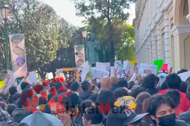 #Video: Así es el ambiente previo al registro de aspirantes a la rectoría de la #UAEMéx