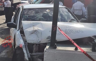 #Toluca: choca patrulla contra taxi en el centro