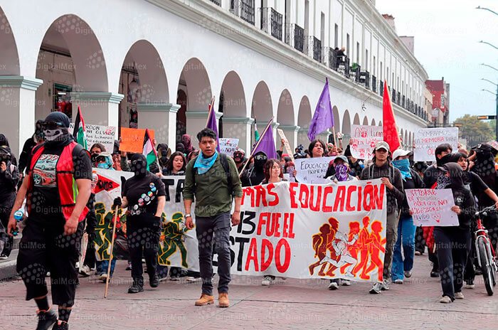 Estudiantes participaron en la movilización del 2 de octubre en Toluca, que recorrió instalaciones universitarias y concluyó frente a Palacio de Gobierno.