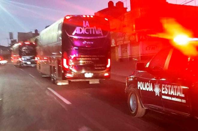 Cuando iba en carretera, el autobús de La Adictiva fue atacado a abalazos