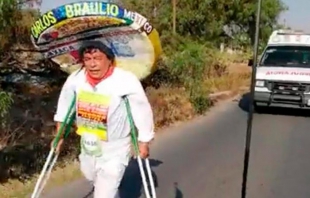 En muletas, participa en maratón de Teotihuacan