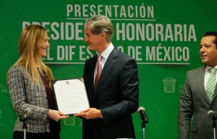 Toma protesta Alfredo del Mazo a Fernanda Castillo como nueva presidenta honoraria del DIFEM