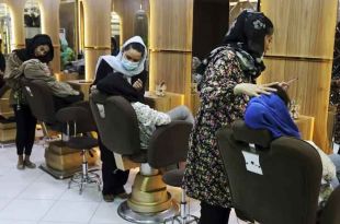 El inicio del cierre de salones de belleza fue impuesto por el Gobierno Talibán.