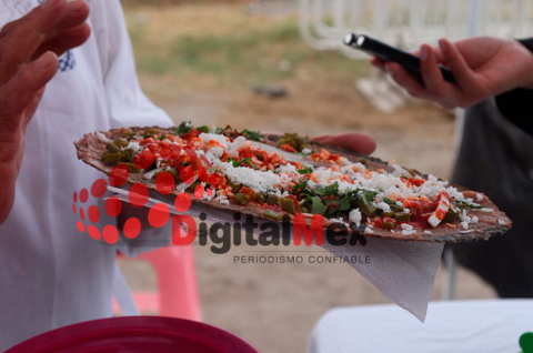 Los asistentes pueden disfrutar huaraches desde 40 pesos y una variedad de guisos típicos de la cocina local.