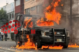 Patrulla arde en llamas en Toluca.