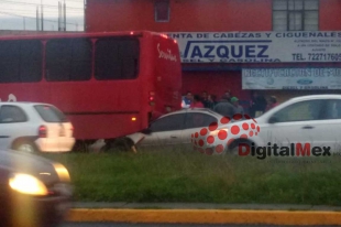 #Toluca: Coche se incrusta detrás de autobús en Alfredo del Mazo