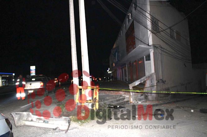 Choca contra poste de luz en la Toluca-Tenango