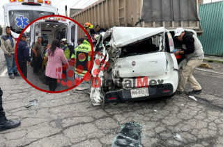 Auto aplastado en Toluca–Palmillas; conductora lesionada