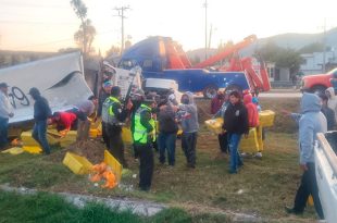 Decenas de personas se llevaron la carga esparcida; Guardia Nacional intervino y aseguró la zona tras el retiro casi total de la mercancía.