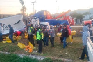 Decenas de personas se llevaron la carga esparcida; Guardia Nacional intervino y aseguró la zona tras el retiro casi total de la mercancía.