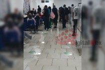 En una imagen difundida, se observa un charco de agua en el interior del hospital, donde varios pacientes esperaban atención médica, algunos sentados y otros de pie.
