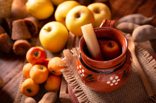 El ponche navideño, preparado con frutas y especias mexicanas, es un símbolo de unión y tradición en cada posada familiar.