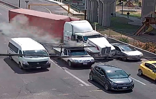 #Video #Edomex: Momento en que tráiler arrastra vehículos a su paso