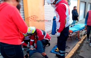 Taxi arrolla a motociclista en Metepec y se da a la fuga