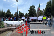 Con pancartas y consignas, vecinos alertaron que las aguas negras han contaminado la zona del hundimiento, lo que obligó a suspender clases en un preescolar, una primaria y una secundaria.
