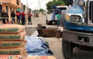 Cae camión cargado con bultos de yeso en un socavón, en Ecatepec