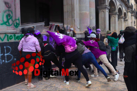 Mujeres participantes en la marcha del 8M derriban vallas metálicas colocadas frente al Palacio de Gobierno