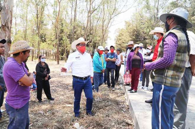 A los vecinos de Acazuchitlán les comentó que conoce la problemática