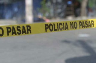 El cuerpo de una joven fue localizado en un terreno baldío de la comunidad de Atla, en Axapusco; autoridades estatales y federales desplegaron un operativo en la zona.