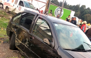 Vuelca vehículo en la México-Toluca y arrolla a tres personas en local de comida