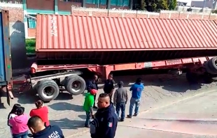 Tremendo susto en primaria de Ecatepec; tráiler se impacta y derriba barda
