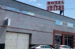 La víctima fue localizada inconsciente en una de las habitaciones de los baños 