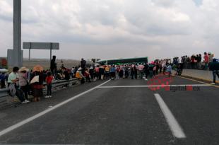 El día de hoy más de 500 personas bloquearon el Libramiento Bicentenario que conecta con Toluca.