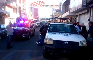 Tensión en Xalatlaco: captan en #Video cuando sacan a patrullas del centro