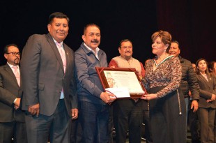 Además del espectáculo musical, en el evento se reconoció a dos docentes que han dejado huella en el magisterio mexiquense.