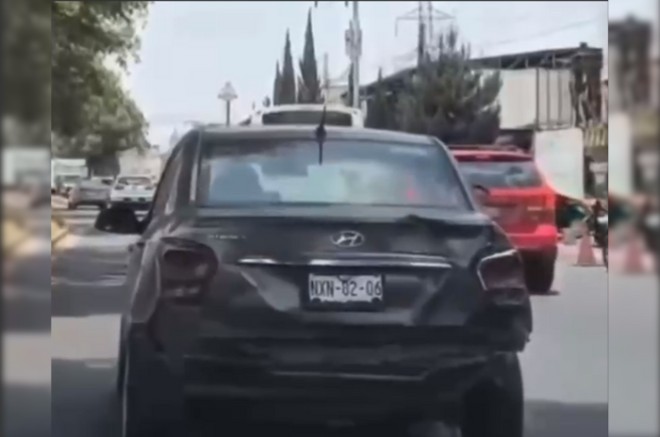 El vehículo Hyundai con placas NXN-82-06 fue captado mientras presuntamente intentaba provocar un choque
