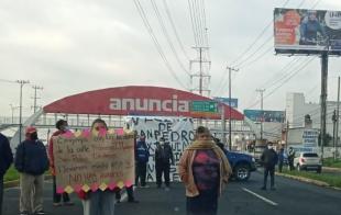 Denunciaron que las calles de la comunidad están sin pavimentar, entre piedras, con banquetas fracturadas y registros de agua sin tapas en la delegación