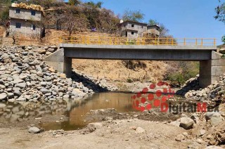 Por décadas, cruzar el río San Felipe implicaba atravesar un puente colgante peatonal, cuyo deterioro representaba un peligro constante. 