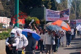 Por ahora los manifestantes se mantienen en las escalinatas del edificio principal de la Fiscalía General de Justicia.