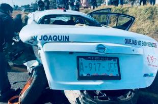 El conductor del taxi perdió la vida al quedar prensado en el automóvil