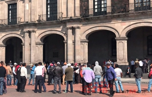 Bloquean taxistas palacio de gobierno del Edomex