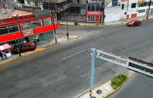 #Video: Auto fuera de control impacta contra un puesto sobre la banqueta, en #AtizapánDeZaragoza