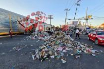 #Video ¡Alerta! Hartos por falta de pago, tiran basura en calles de Toluca y Palacio de gobierno
