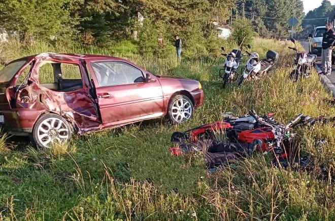 La víctima perdió el control y se impactó en un costado de un vehículo Volkswagen tipo Pointer.