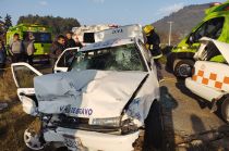 Impactaron una unidad de la base de taxis de San Pancho con una unidad tipo Tsuru de Valle de Bravo.