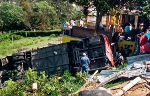 #Video Edomex: Vuelca autobús en #IsidroFabela; hay muertos y heridos