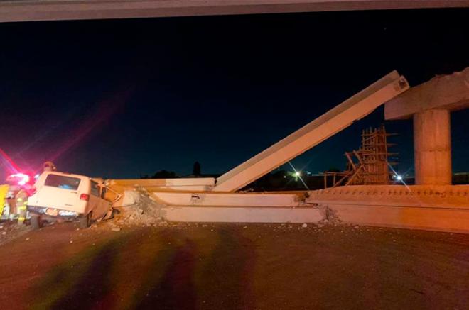 Un puente en construcción colapsó sobre la autopista México-Pachuca, a la altura del municipio de Tecámac.