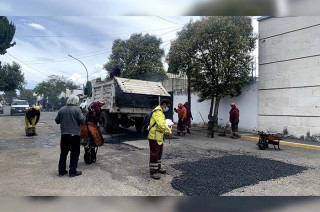 Cuadrillas municipales colocaron más de 19 toneladas de mezcla asfáltica para mejorar la movilidad.