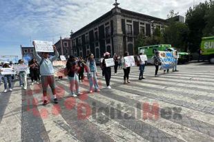 Un docente que lidera la protesta comentó que tanto alumnos como profesores viven con constante incertidumbre.