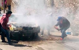 Apagan vecinos con refrescos incendio de taxi en Xonacatlán