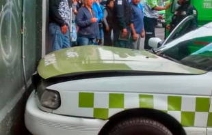 Taxi esquiva camión pero impacta negocio en Toluca; cuatro lesionados