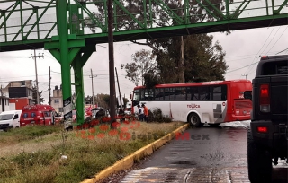 #Video: autobús sube a camellón en #Toluca; pasajeros quedan atrapados